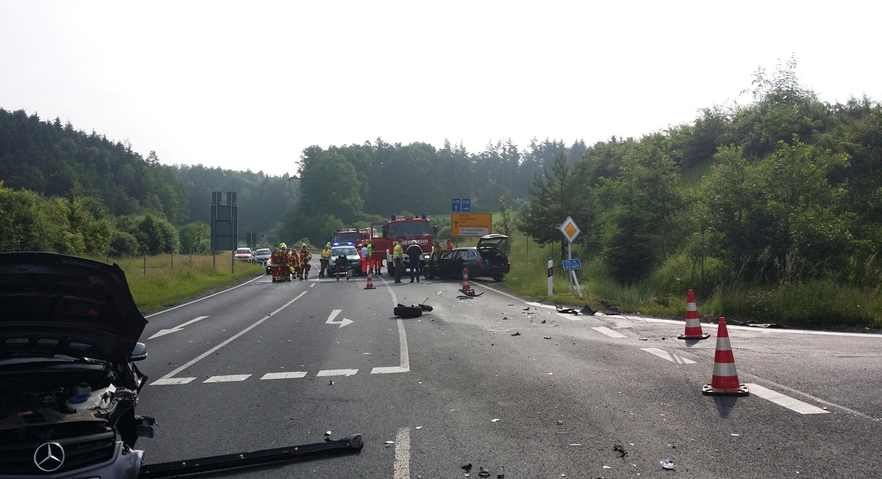 Unfall, Gegenverkehr gekracht,