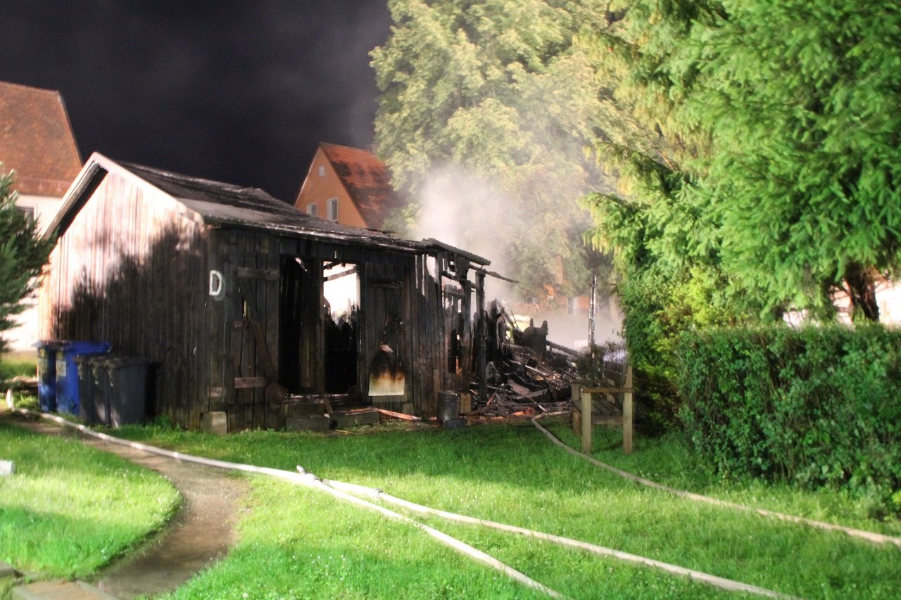 Schuppen und mehrere Pkw gehen in Flammen auf - 40 Anwohner unsanft geweckt und zeitnah evakuiert