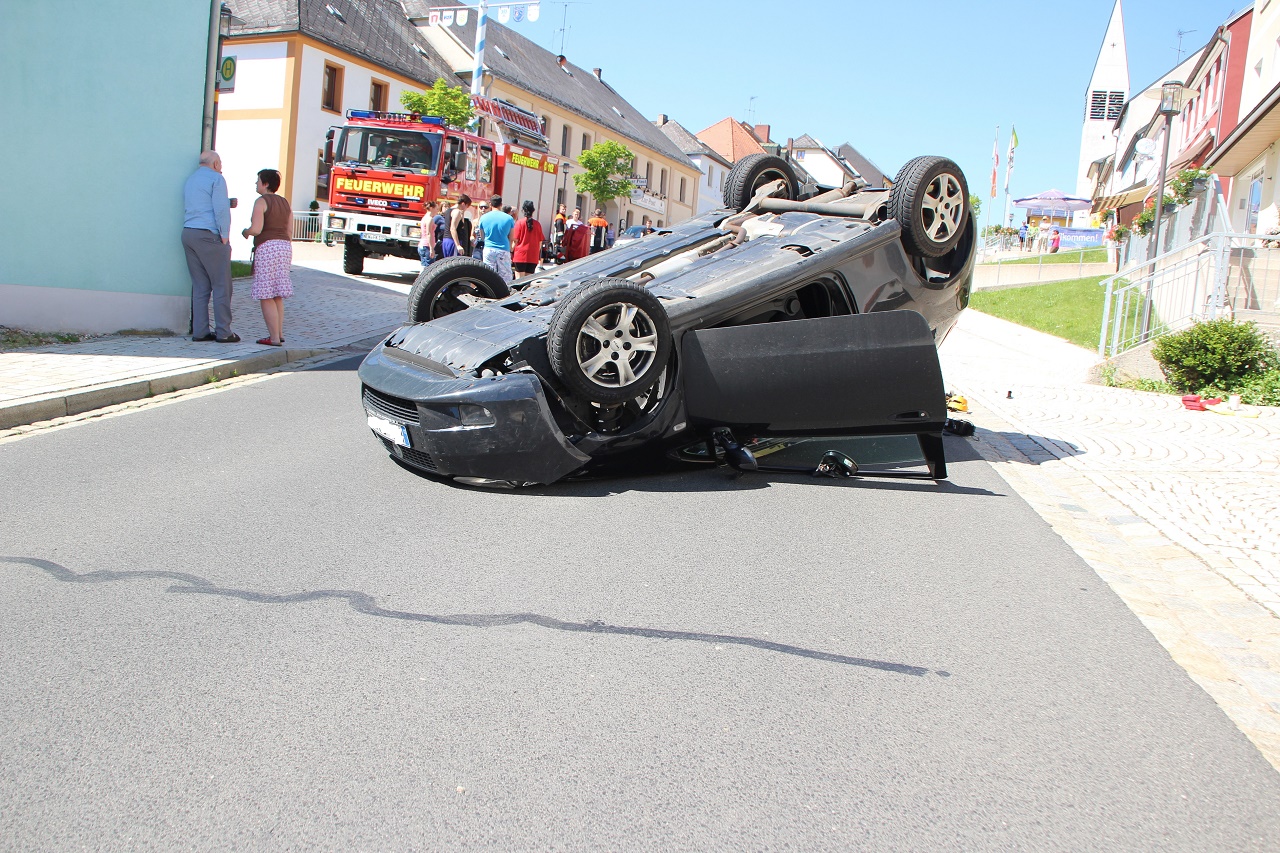 Spektakulaerer Abflug am Marktplatz - Insgesamt vier Fahrzeuge beschaedigt