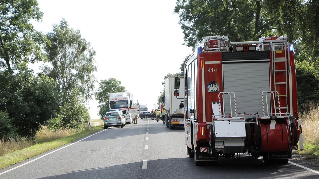 Ueberholmanoever endet in Frontalzusammenstoss mit drei Verletzten