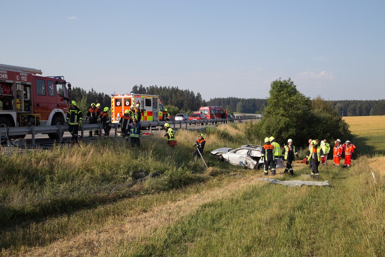 Verkehrsunfall A93 Windischeschenbach Fahrer verschwunden Audi demoliert