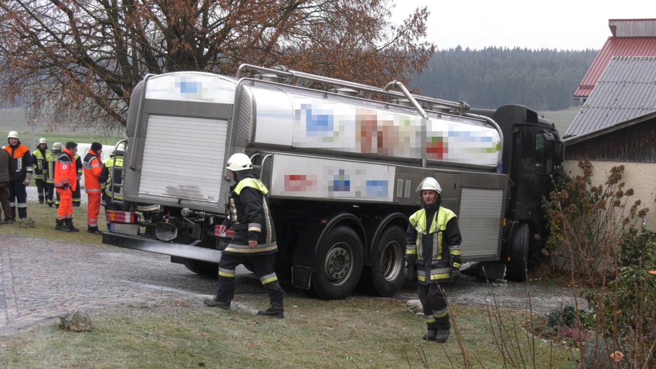 Milchtransporter Blitzeis Oberpfalz kracht in Gebäude