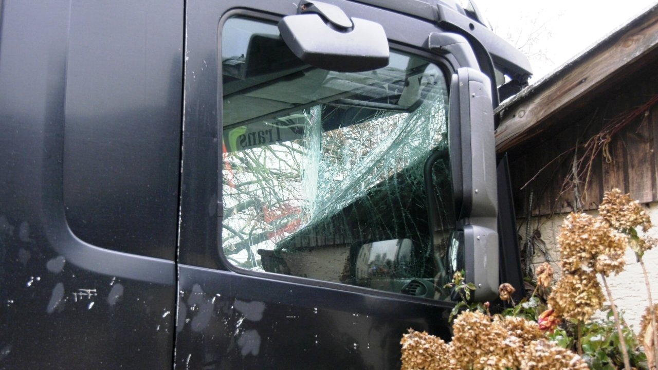 Milchtransporter Blitzeis Oberpfalz kracht in Gebäude