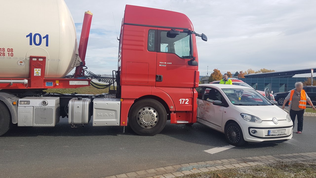 Verkehrsunfall in Kreisverkehr Kemnath