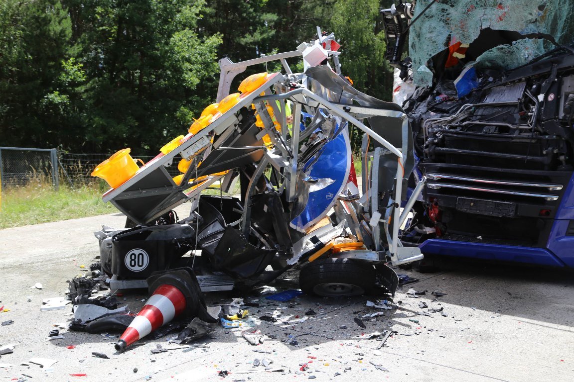 [Update] A93 gesperrt: Lkw kracht in Warnanhänger