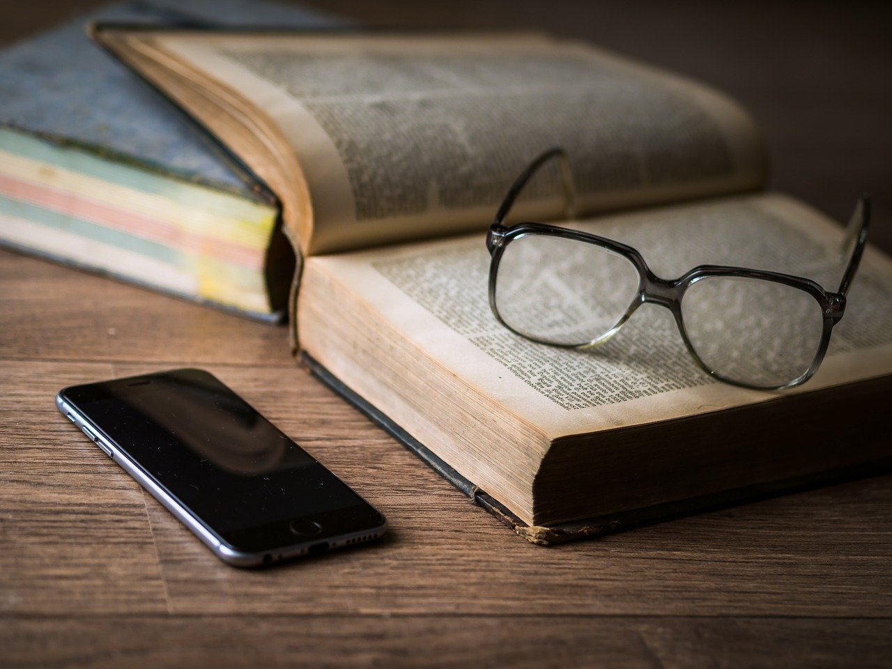 Lernen, Studium, Unterricht, Buch, lesen, Brille, Lesebrille, Handy