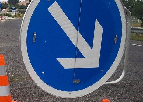 rechts fahren Verkehrsschild Verkehrszeichen Symbol Symbolbild