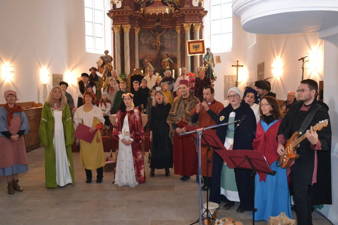 80 Laienschauspieler begeistern volle Kirche