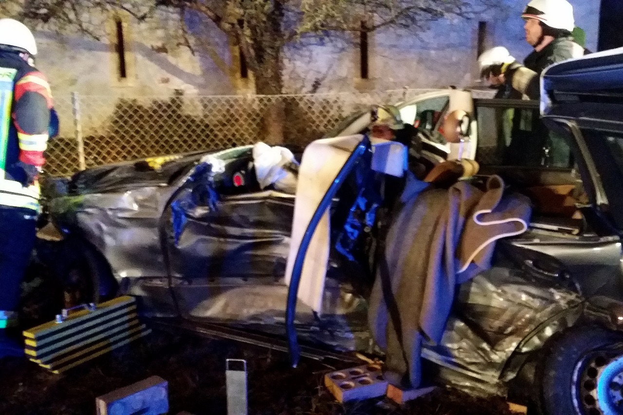 Unfall Verkehrsunfall tödlich Tod Mantel