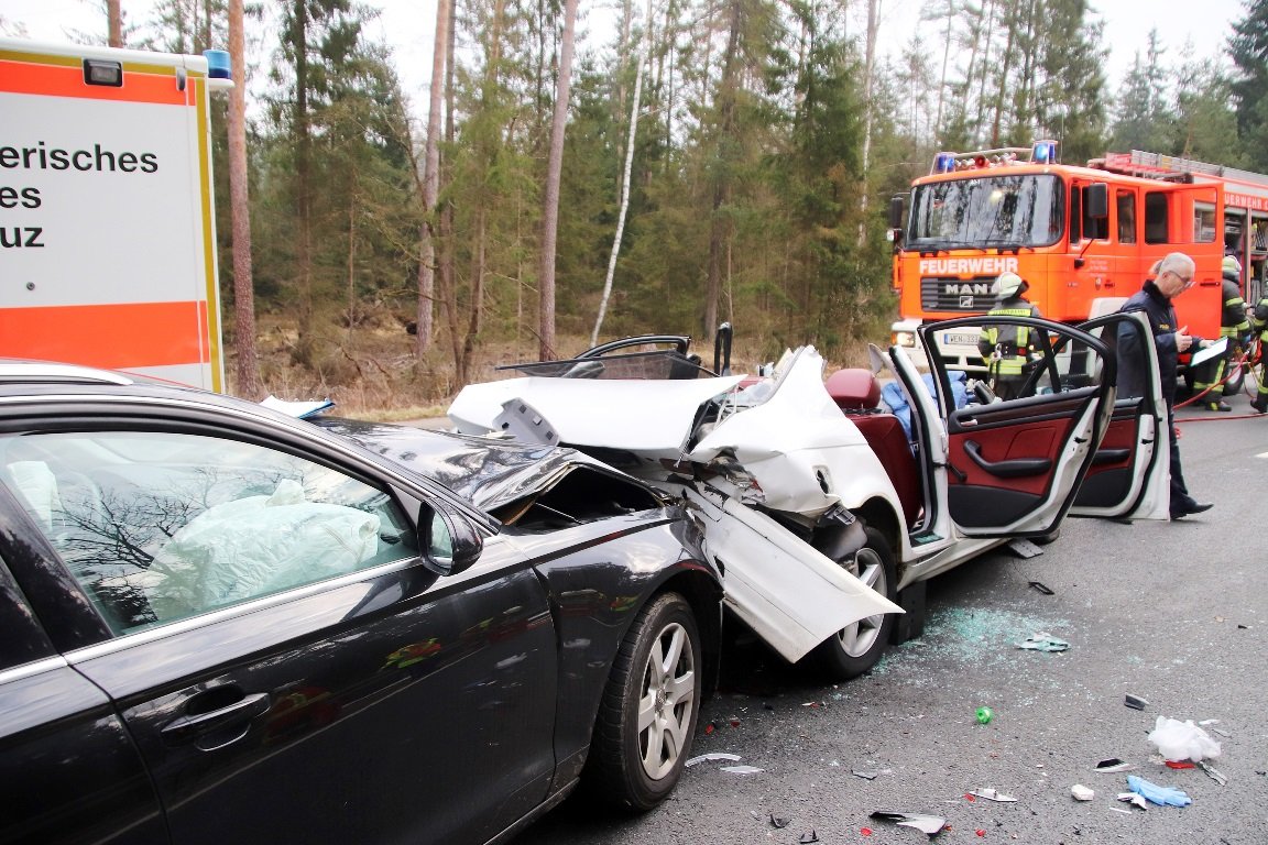 Schwerer Unfall auf B470: Junger Autofahrer (19) schwer verletzt
