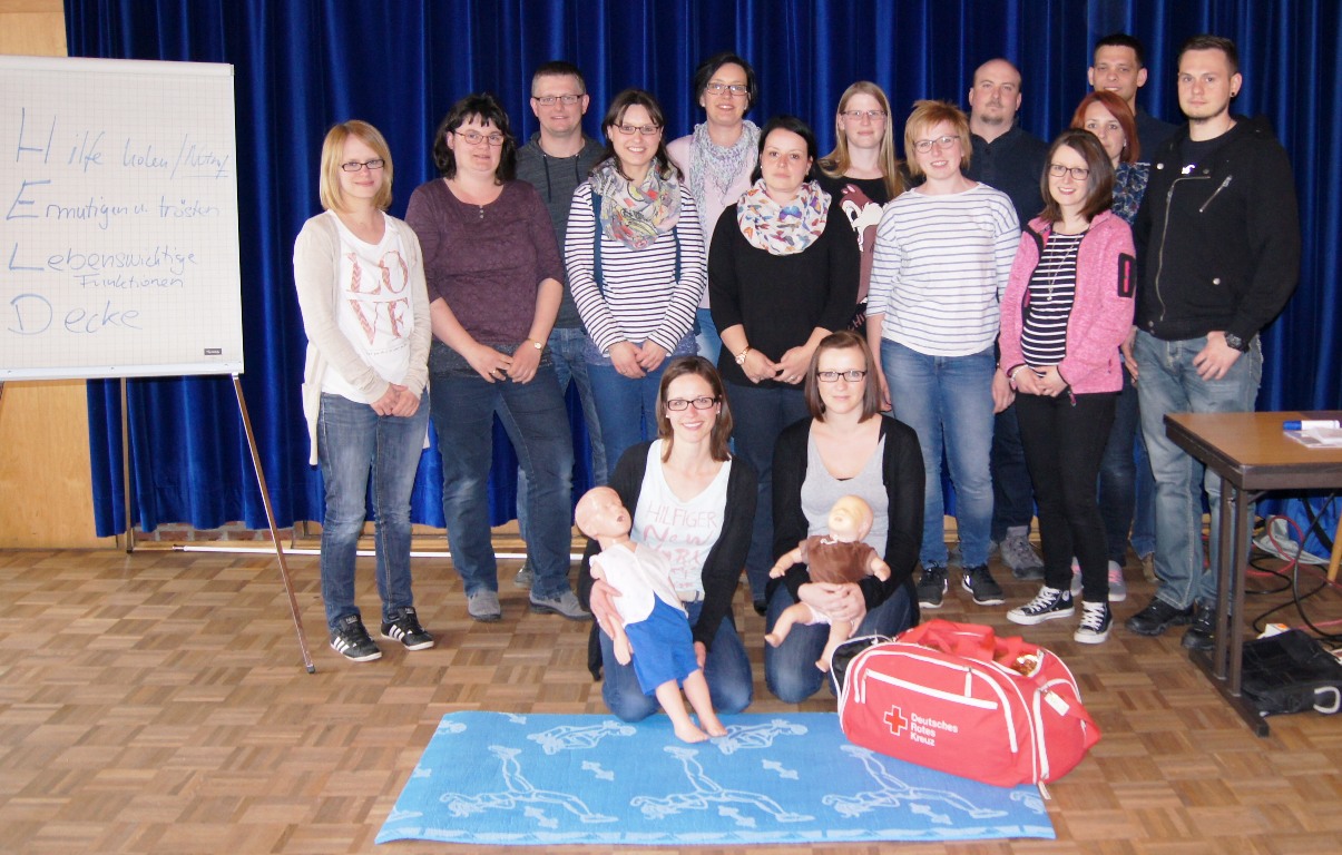 Erste-Hilfe-Kurs der Feuerwehr am Kind - Realer Einsatz während des Kurses