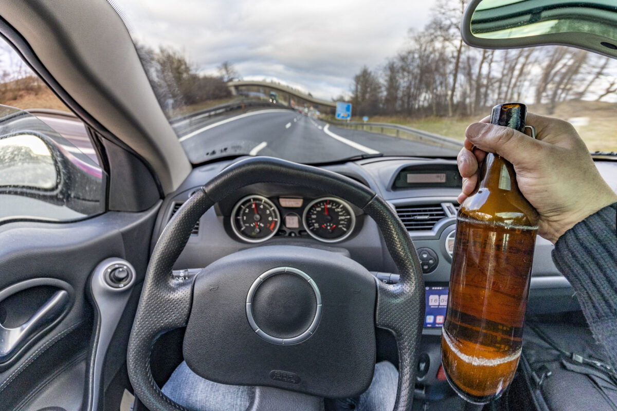 Alkoholisiert auf der Flucht: Polizei stoppt Fahrer mit 2 Promille