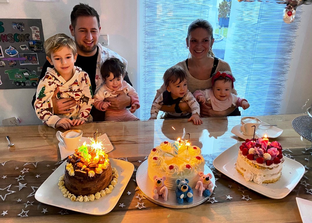 Corona-Drillinge: Frühchen feiern 1. Geburtstag