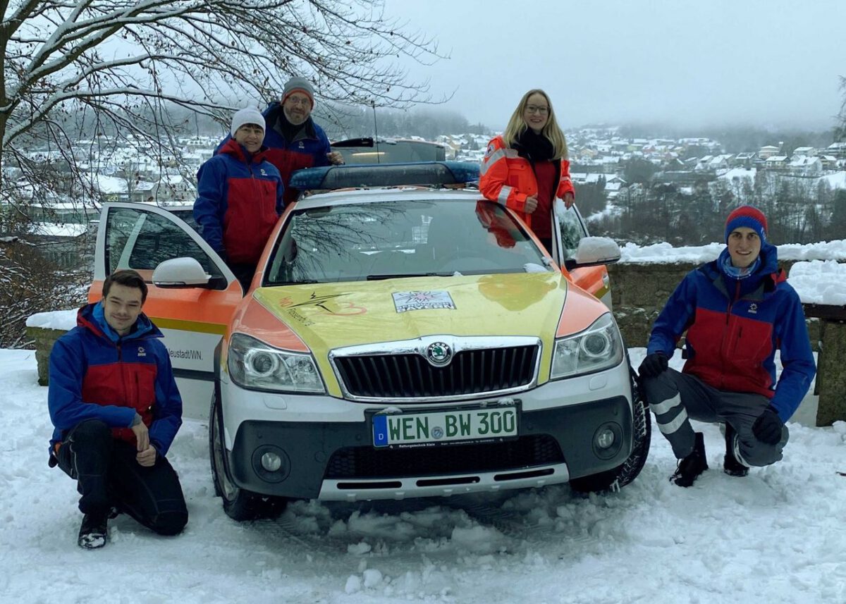 Helfer vor Ort suchen Lebensretter