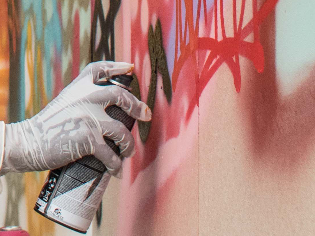 Polizei ermittelt in Schwandorf zwei Tatverdächtige der Graffiti-Serie