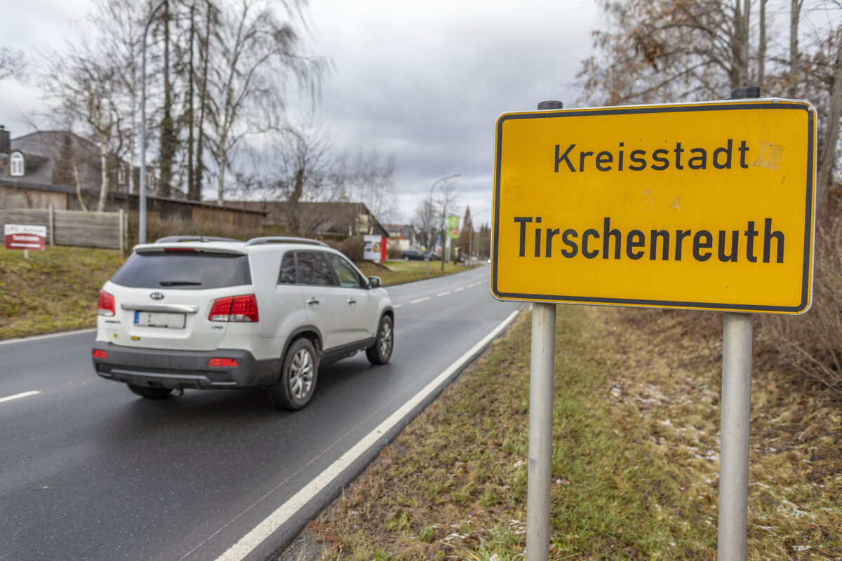 Bis hierher und nicht weiter. Die Ortsschilder markieren den Radius für einen verurteilten Straftäter, der nicht abgeschoben werden kann.