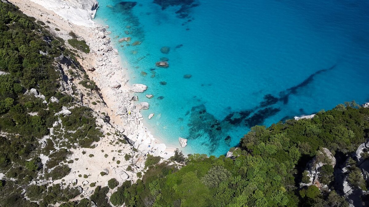 Sardinien Mittelmeer Küste Strand Meer Urlaub Reise verreisen Bild Pixabay Symbolbild