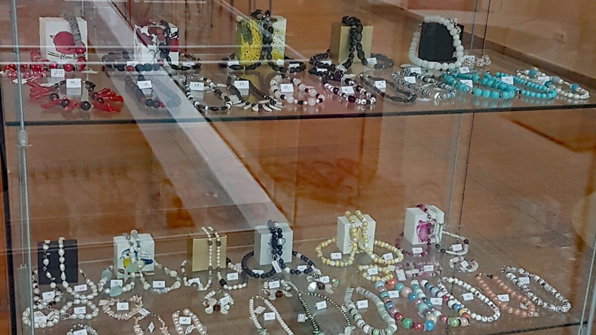 Bilder- und Schmuckausstellung: Farbenfroh und ausdrucksstark