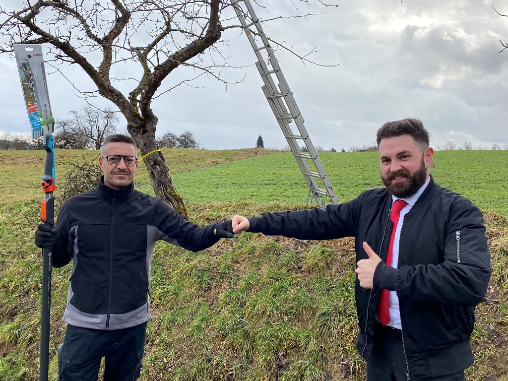 Richtiger Schnitt: Freiwilliger Baumpfleger in Neustadt/WN