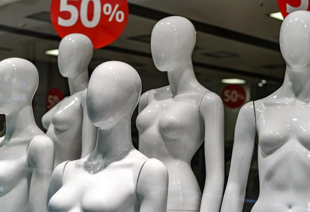 Schaufensterpuppe entkleidet