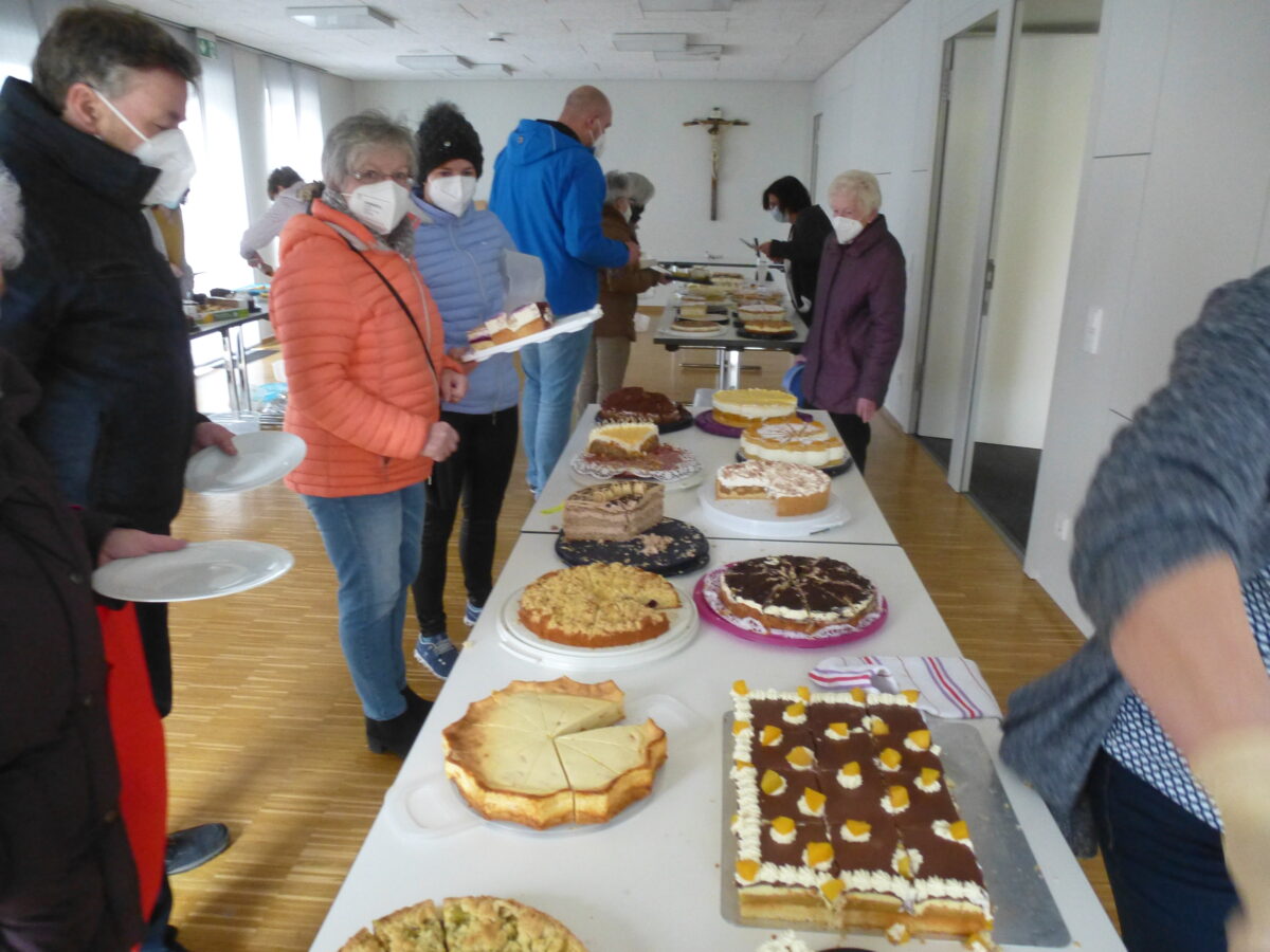 Kuchenverkauf bringt 2.400 Euro für ukrainische Familien