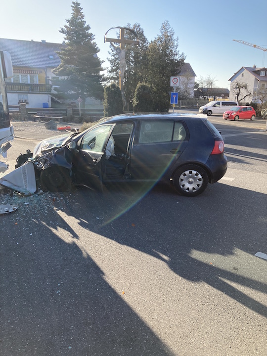 Auto kracht in Omnibus: 23.000 Euro Schaden