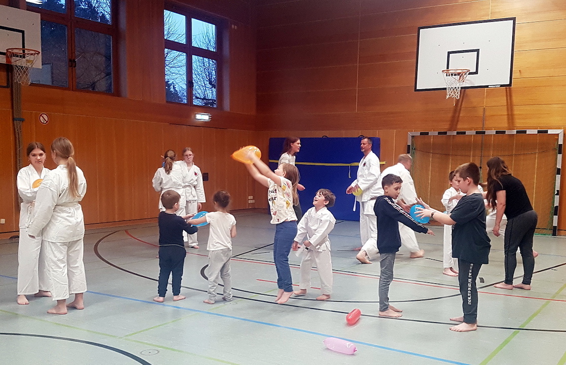 Karate: Gäste aus Ukraine trainieren bei den Störnsteinern mit