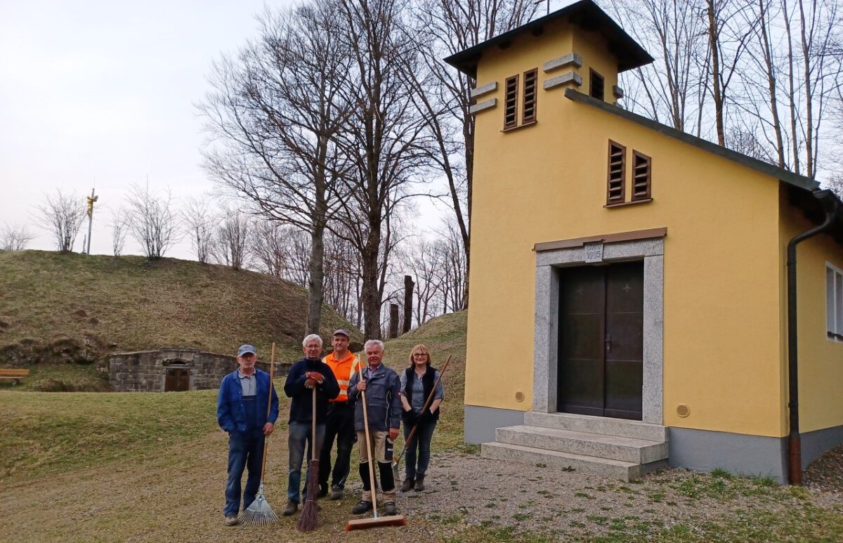 OWV Tännesberg Frühjahrsputz Kapelle Bild Josef Glas, v.l. Wolfgang Nicklas sen., Egon Frey, Richard Schneider, Paul Braun, Elisabetz Braun