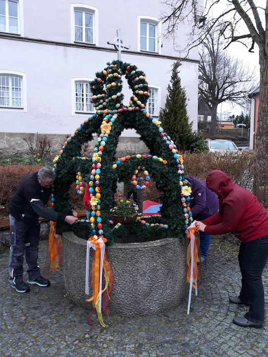 Dem Brunnen die Osterkrone aufgesetzt