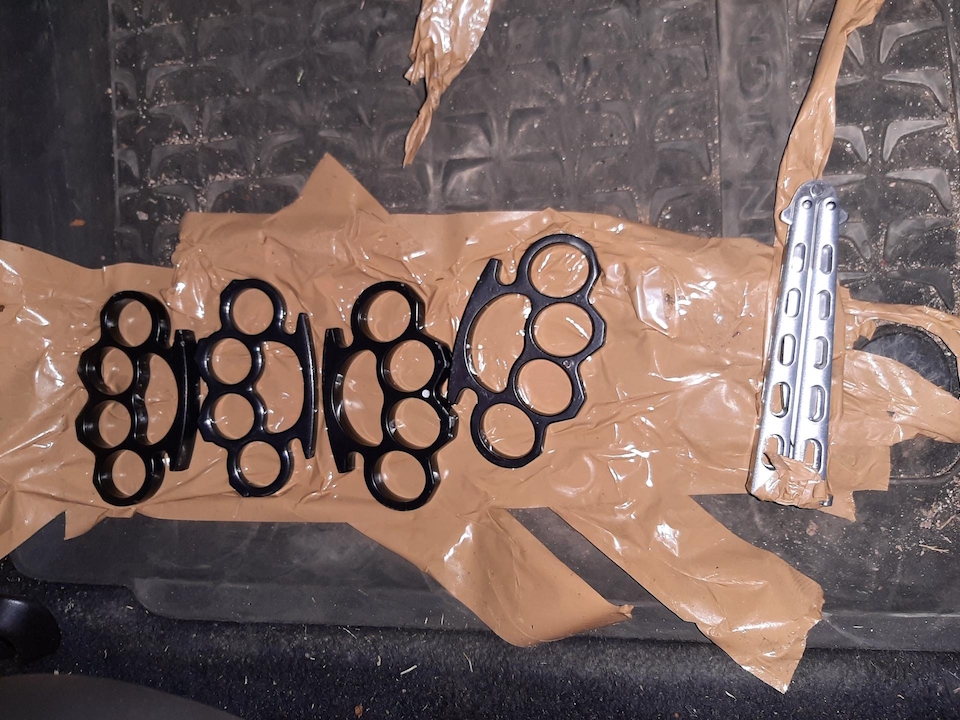 Waffen entdeckt und Haftbefehle vollstreckt