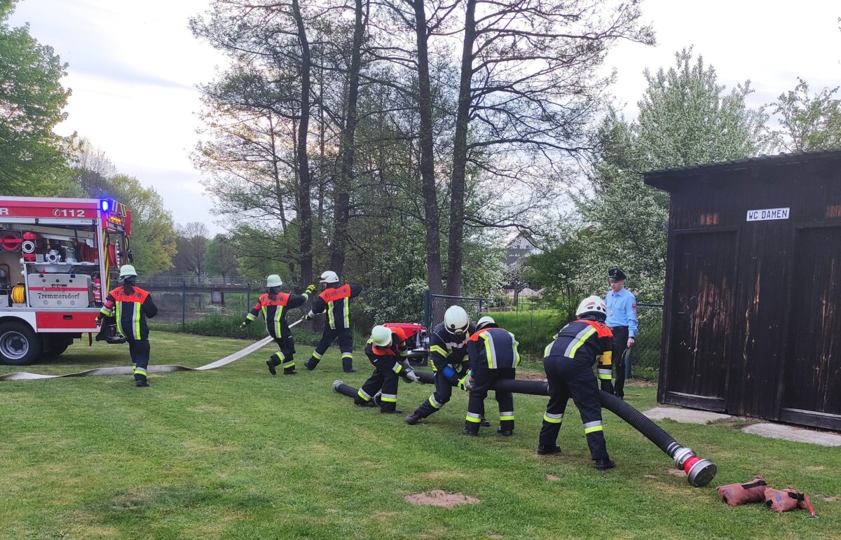 Junge Tremmersdorfer Feuerwehrleute schaffen Prüfung mit Bravour