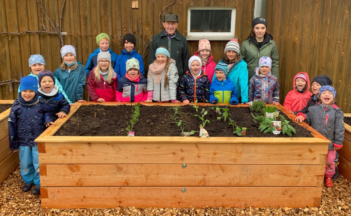 Fleißig: Willi König zimmert in 40 Arbeitsstunden vier Hochbeete