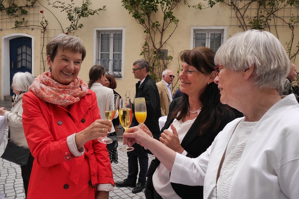Früher Friedhof, heute Kirchplatz: St. Michael feiert Einweihung