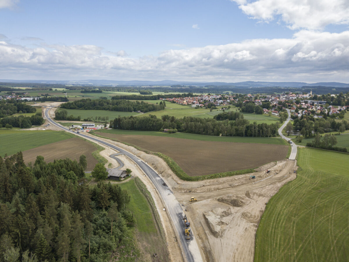 Die Ortsumgehung Plößberg soll bald eröffnet werden - doch noch sind mehrere Straßen gesperrt [mit Video]