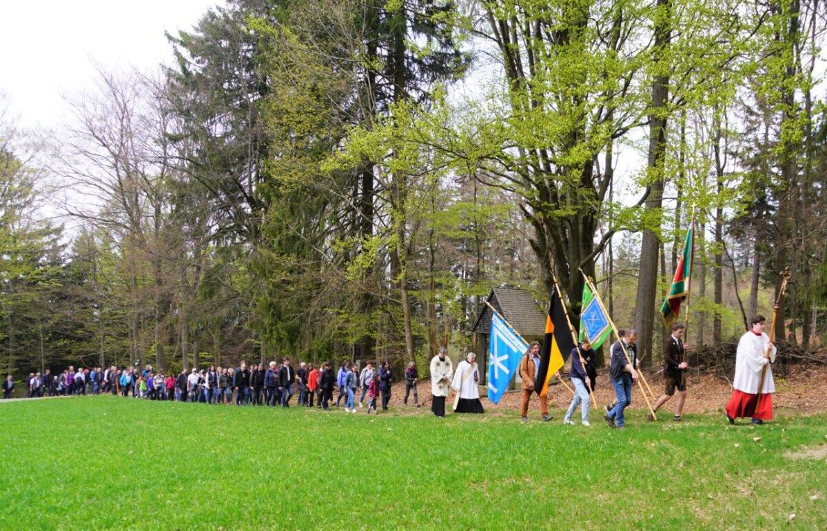 Pilger ziehen auf den 801 Meter hohen Fahrenberg