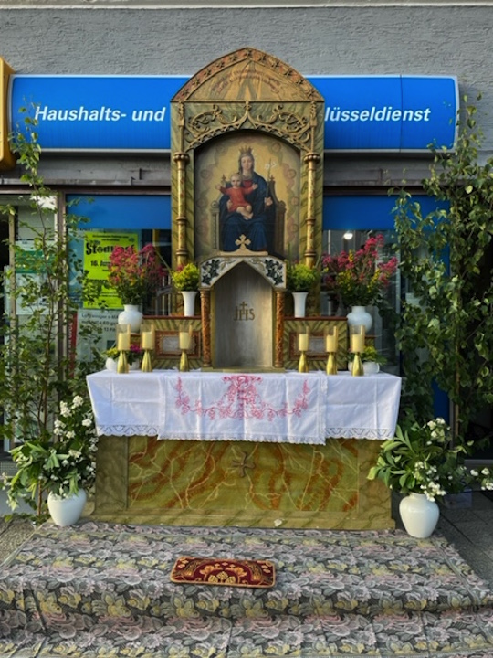 Den letzten privaten Hausaltar aufgestellt