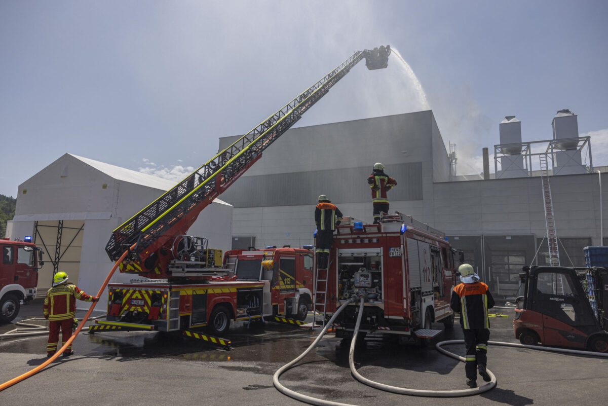 Schwarzer Rauch über der Gemeinde: Industriehalle in Flossenbürg brennt [Video]
