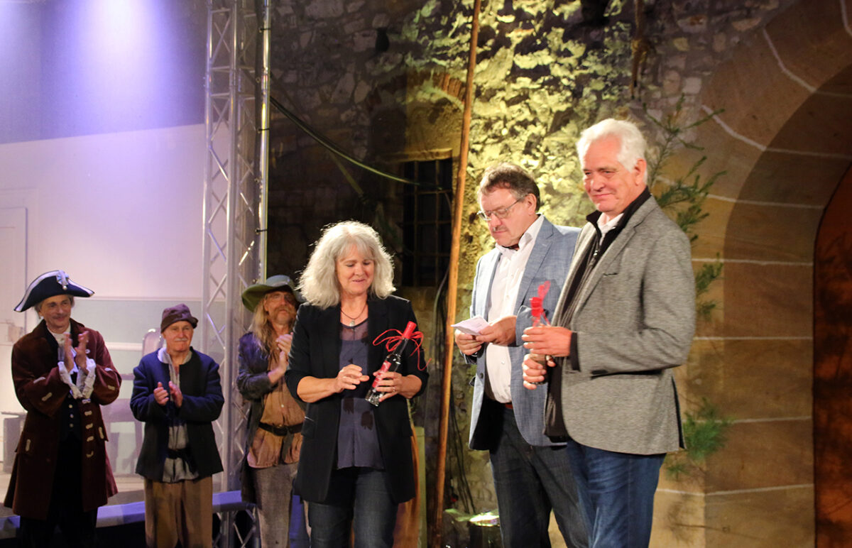 Troglauer-Premiere bei den Vilsecker Burgfestspielen: Sogar Petrus drückt ein Auge zu