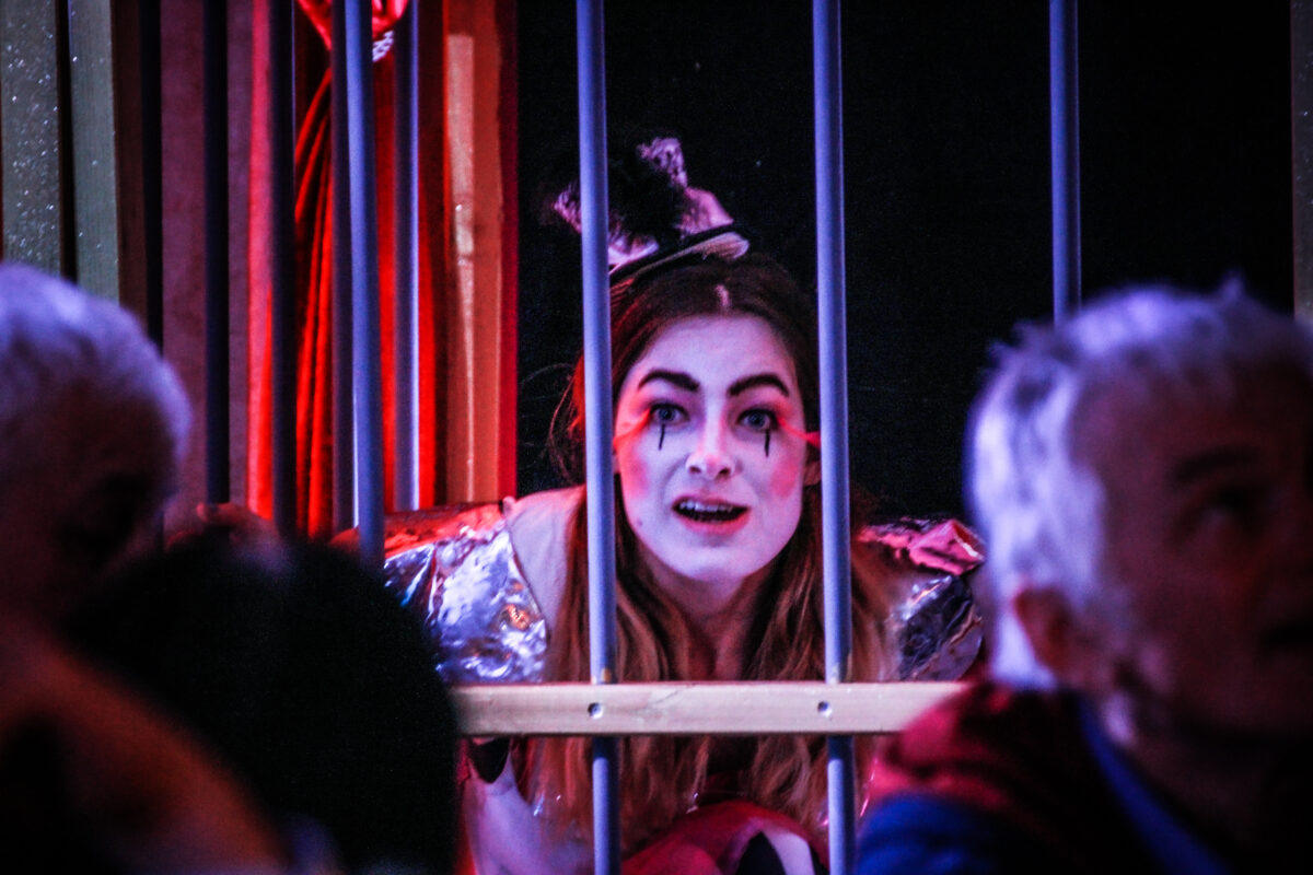 Wenn Gäste zu Ermittlern werden: Rätselhafter Giftanschlag beim Krimi-Dinner