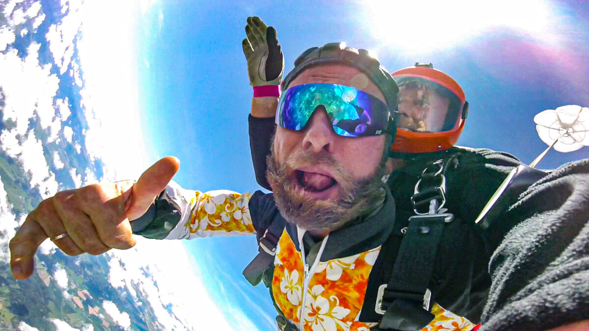 Die Meister der Lüfte: Adrenalinjunkies stürzen sich mit 200 km/h in die Tiefe [mit Video]