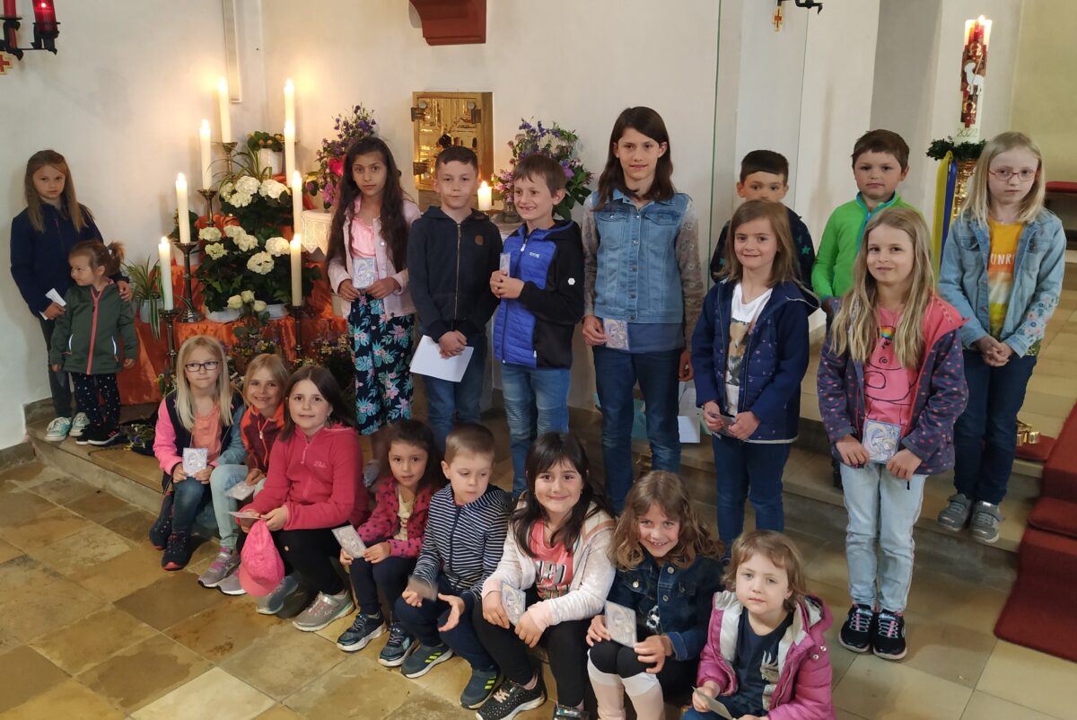 Blumenschmuck und Fürbitten: Kinder gestalten Maiandacht