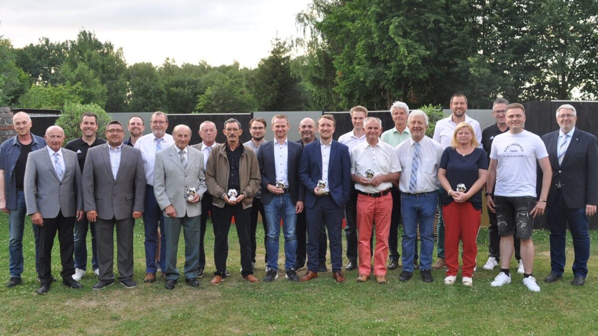 Oberpfälzer Schiedsrichter ehren ihre Treuesten