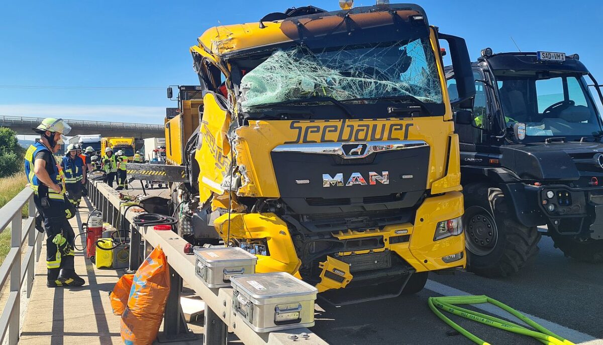 A93 gesperrt: Schwerer Unfall mit mehreren Lkws