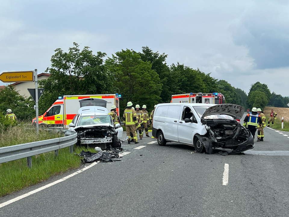Schwerer Crash auf der B 299:  Vier Verletzte