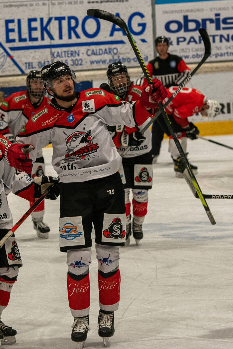 Die Blue Devils verstärken sich auch hinter der Bande