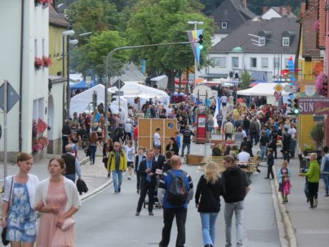 Neustadt tanzt, lacht und feiert: Bürgerfest 2025 in der Freyung