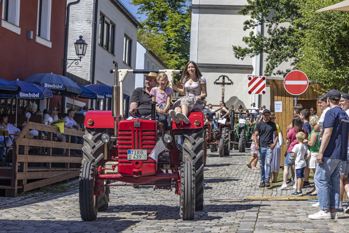 Das spektakulärste Bürgerfest der Region: Oldtimer-Bulldogs bringen Konnersreuth zum Beben