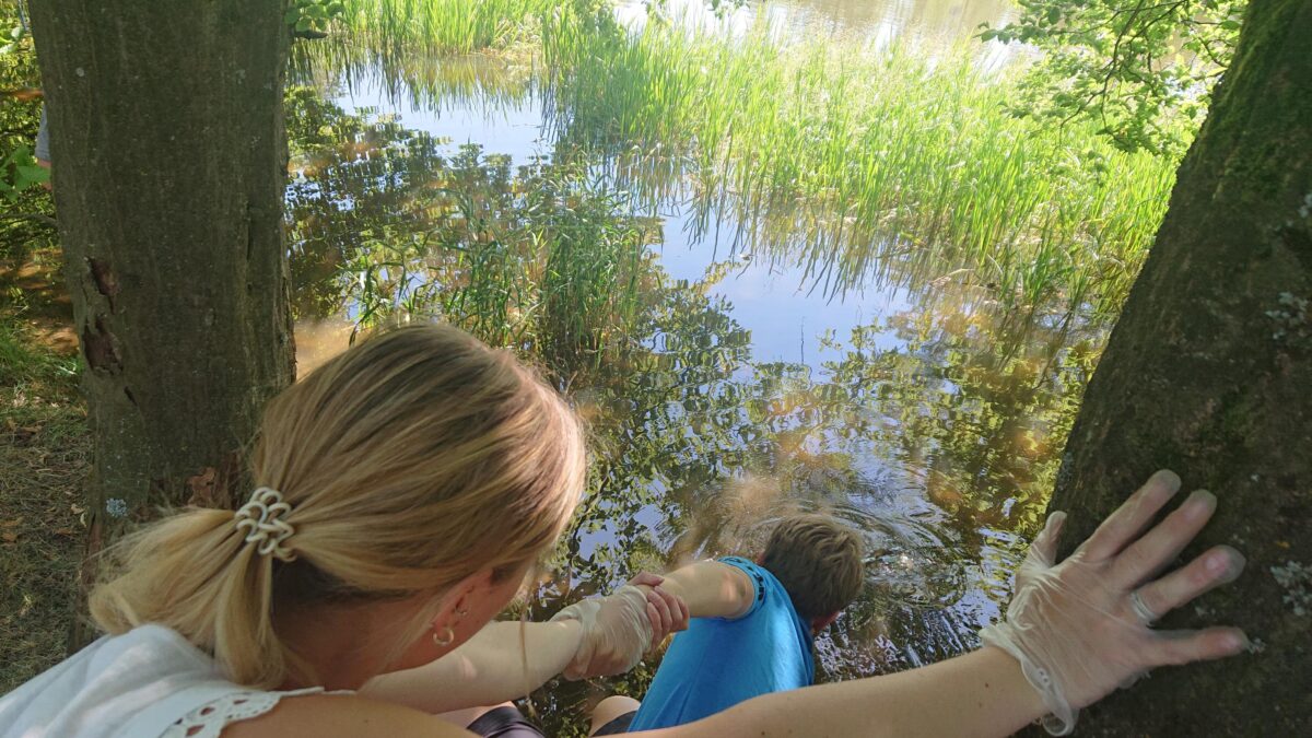 Ramadama-Aktion: Schüler im  "Aufräummodus"