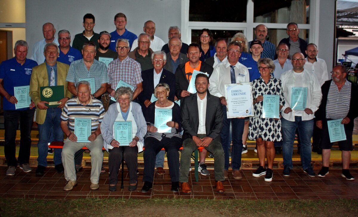 SpVgg Schirmitz feiert 100. Geburtstag und ehrt Dutzende Mitglieder