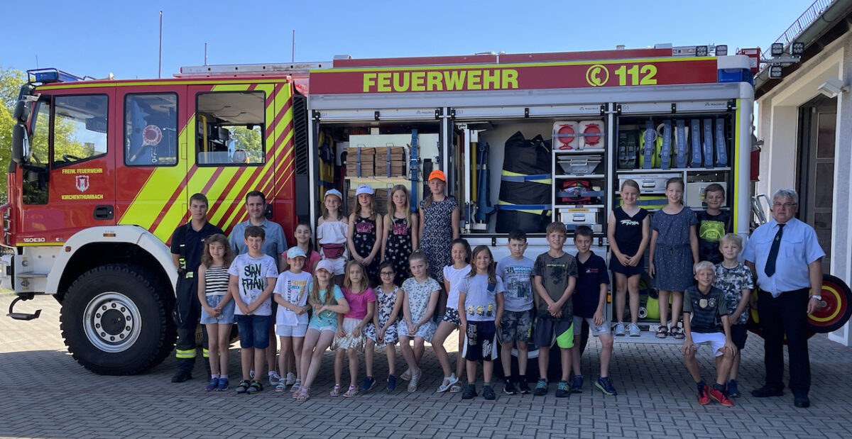 Drittklässler auf Entdeckungstour bei der Feuerwehr